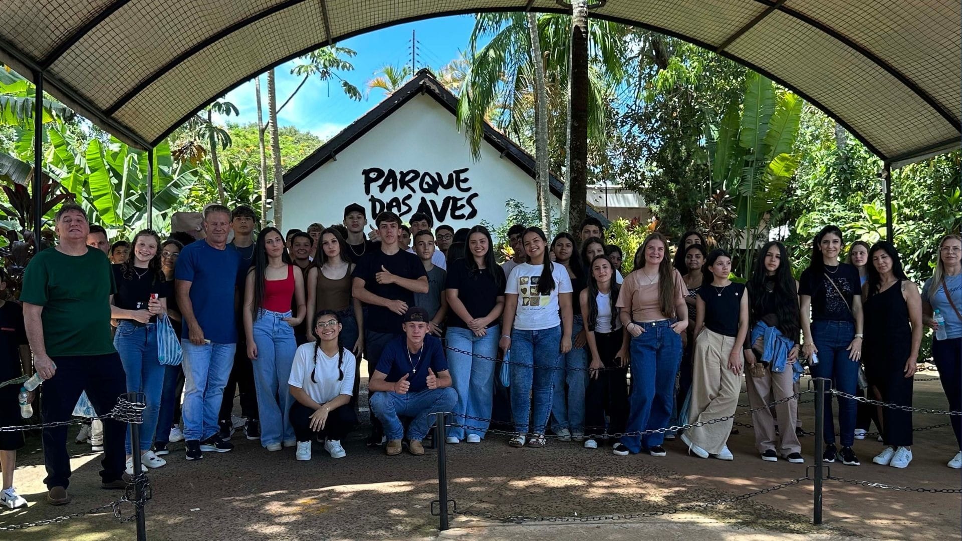 Rio Bonito do Iguaçu leva alunos a Foz do Iguaçu após tornado