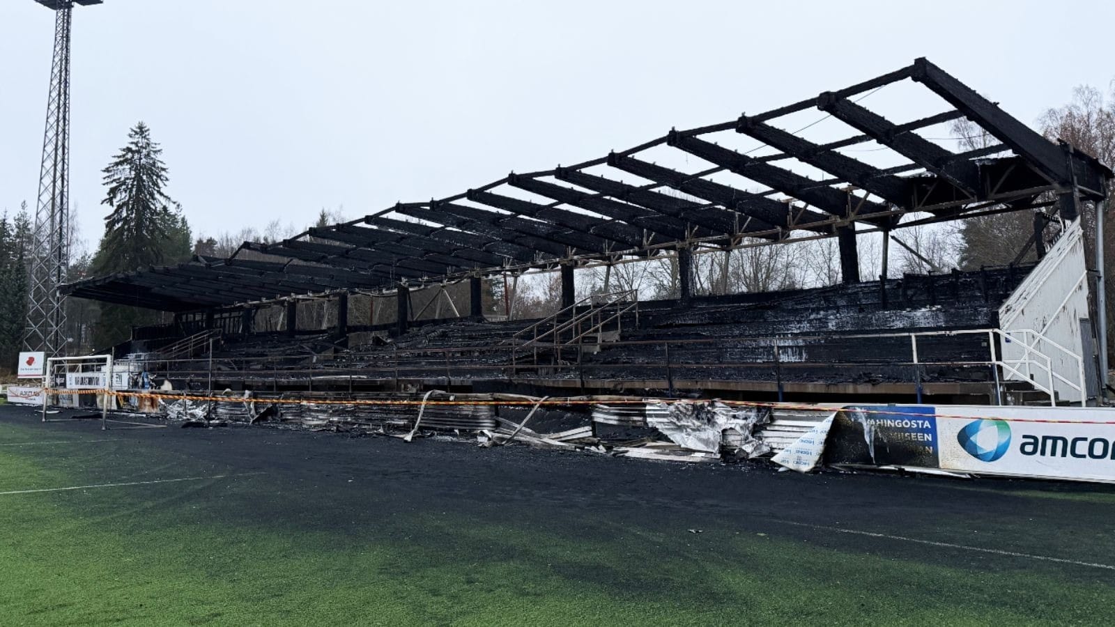 Torcedores incendeiam estádio do próprio time após rebaixamento; assista