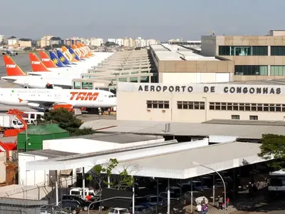Temporal causa caos em Congonhas: 160 voos cancelados e saguão lotado