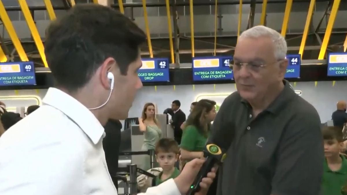 “Entrar na fila e rezar”, diz idoso que espera por confirmação de voo em SP