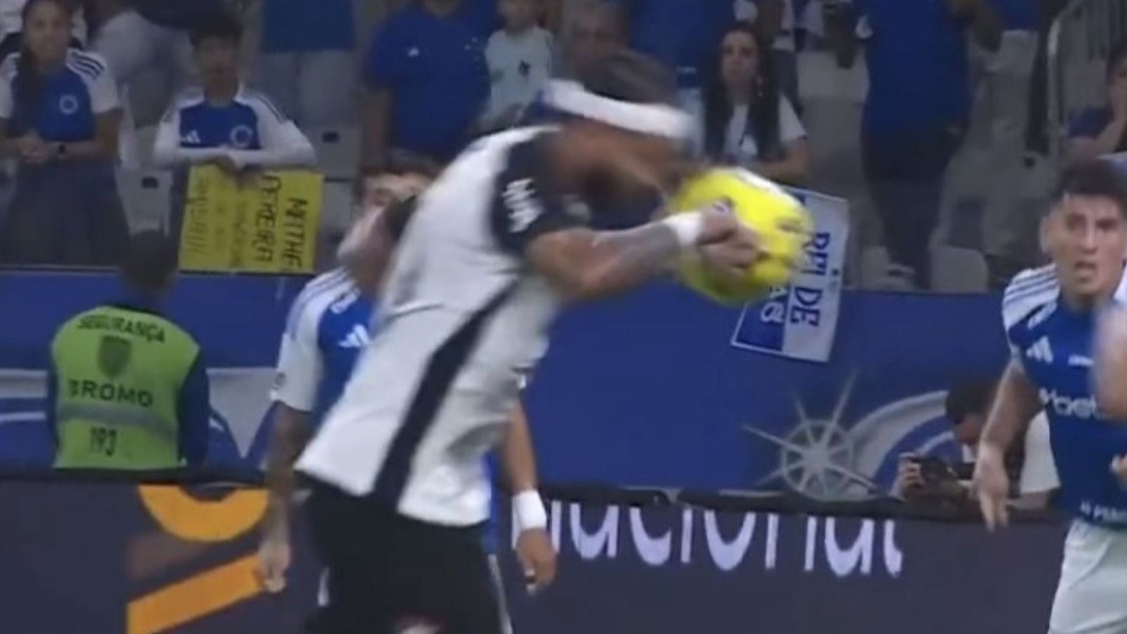 Craque Neto toma posição sobre gol polêmico de Memphis contra o Cruzeiro