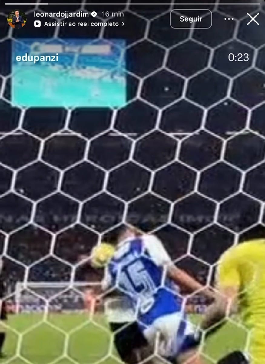 Lance compartilhado por Leo Jardim indica toque de mão de Memphis antes do gol do Corinthians (Reprodução)