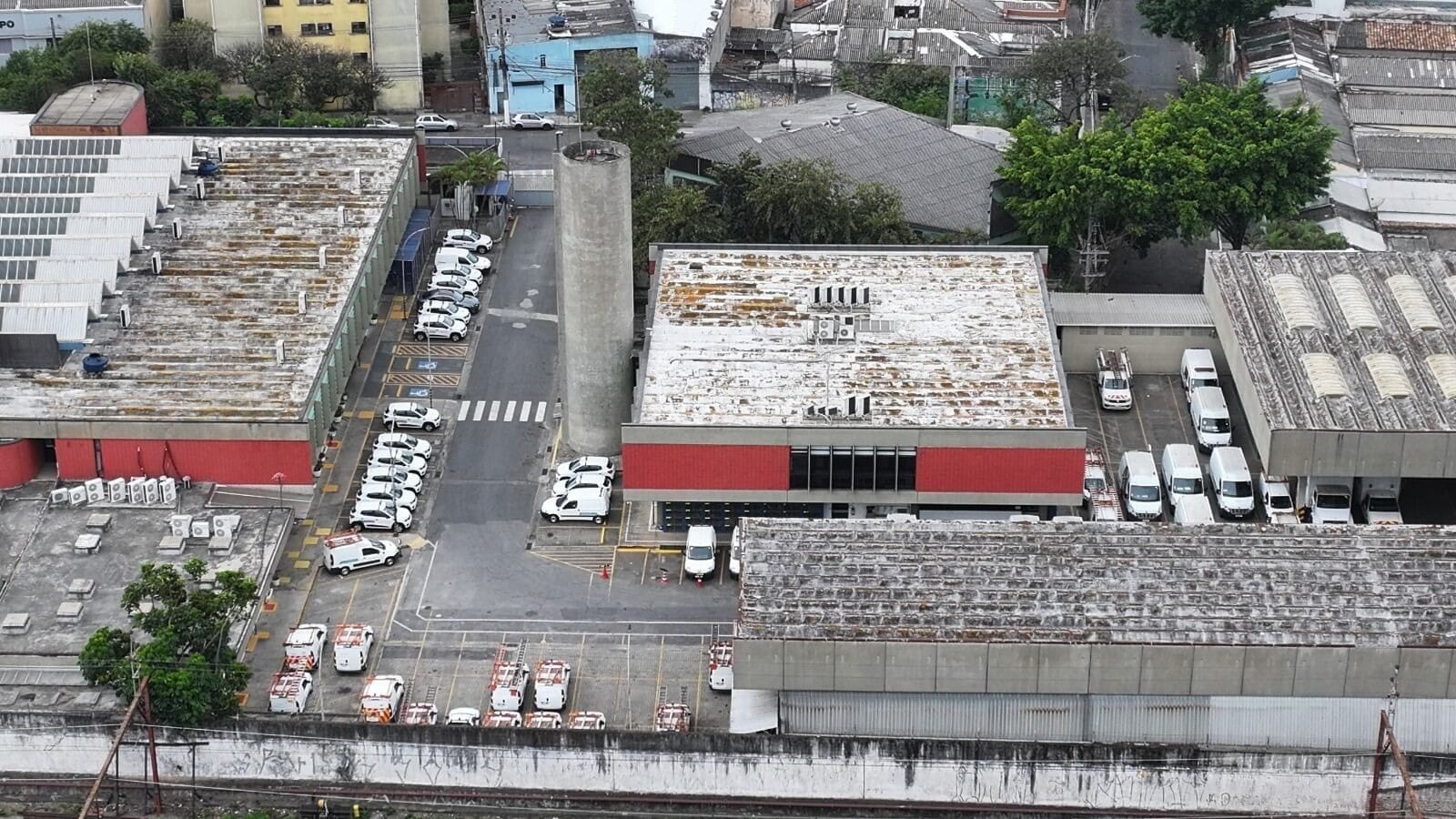 Imagens mostram veículos da Enel estacionados enquanto SP está às escuras