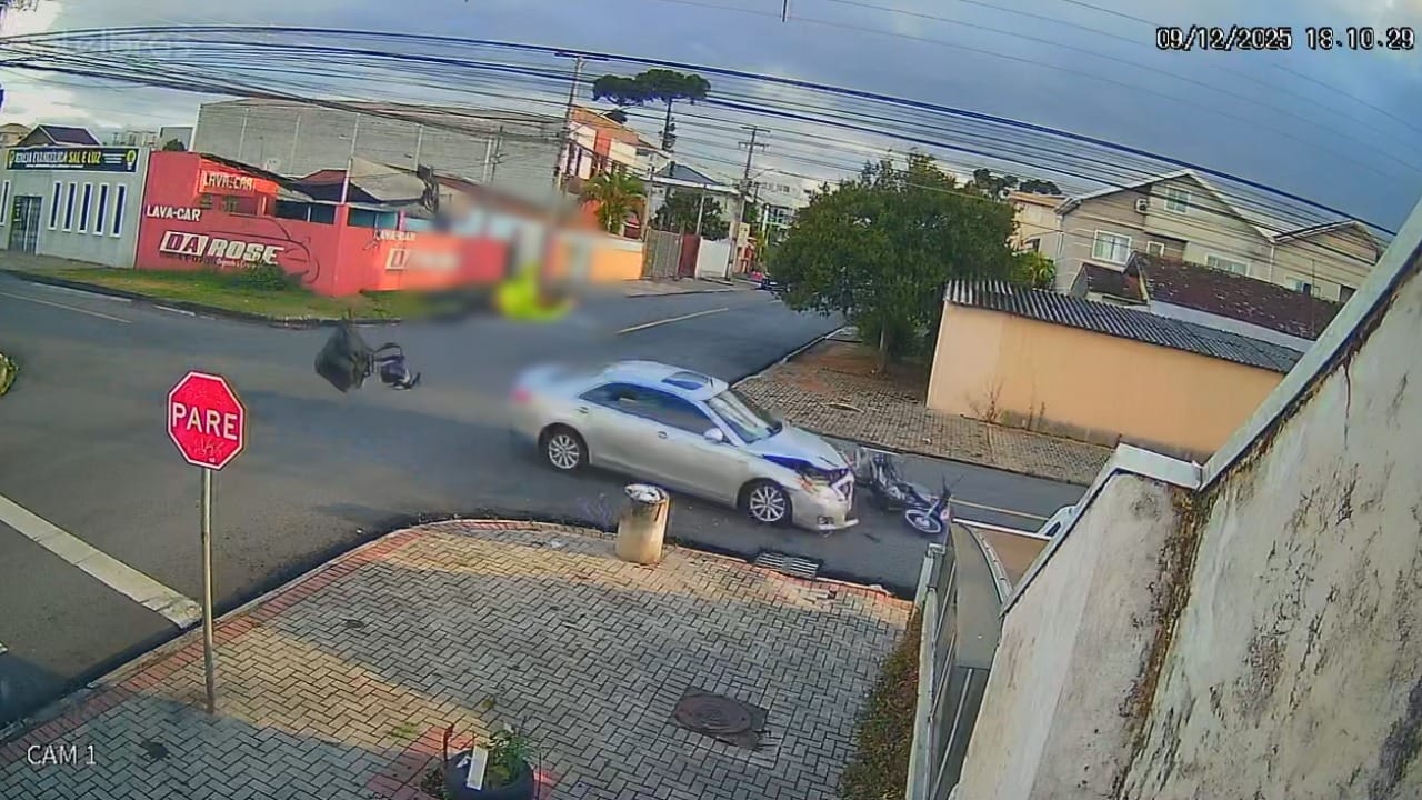 Motociclista é arremessado após avançar preferencial em Curitiba