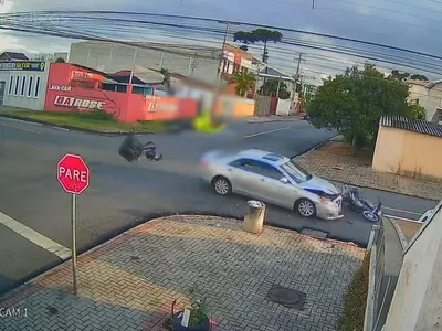 Motociclista é arremessado após avançar preferencial em Curitiba