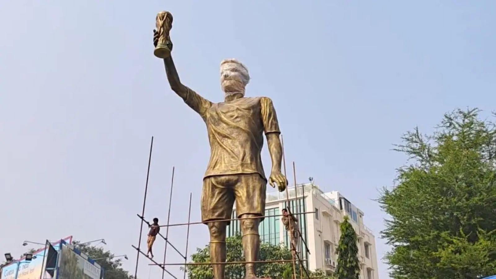 Messi é homenageado com estátua de mais de 20 metros na Índia; veja imagens