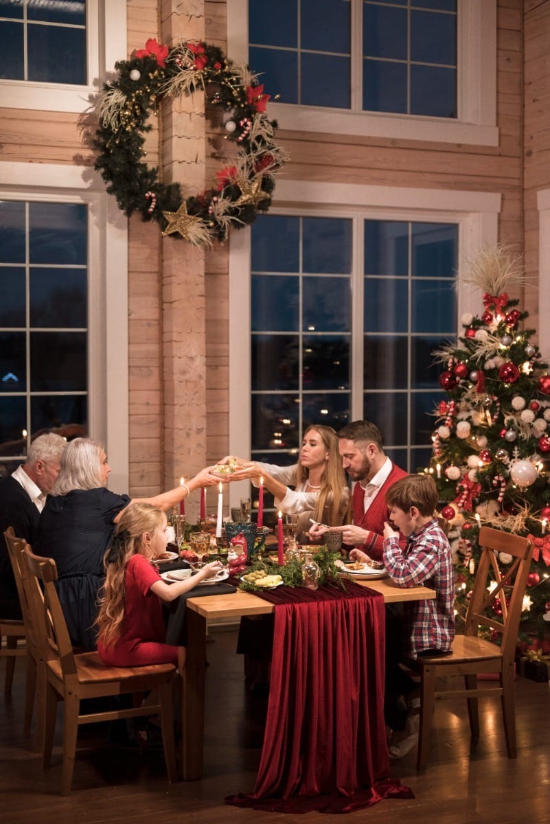 Mesa de Natal elegante: como decorar só com itens que você já tem em casa