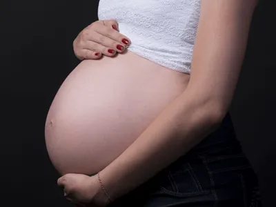 Auxílio e Bolsa Família dominam buscas sobre mães solo no Brasil