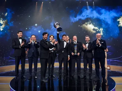 Lando Norris levanta troféu do Mundial de pilotos em cerimônia da Fórmula 1