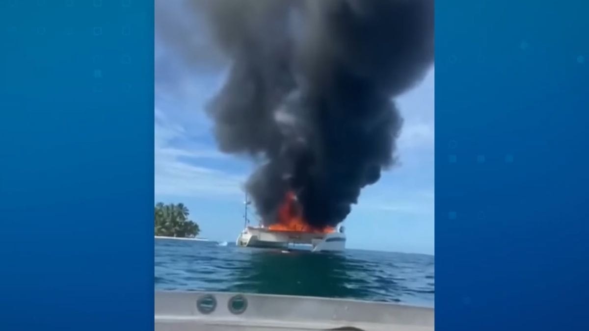 Barco pega fogo e turistas saltam em mar de tubarões no Caribe