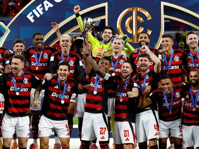 Volante do Flamengo critica cantora que fará apresentação no Lollapalooza