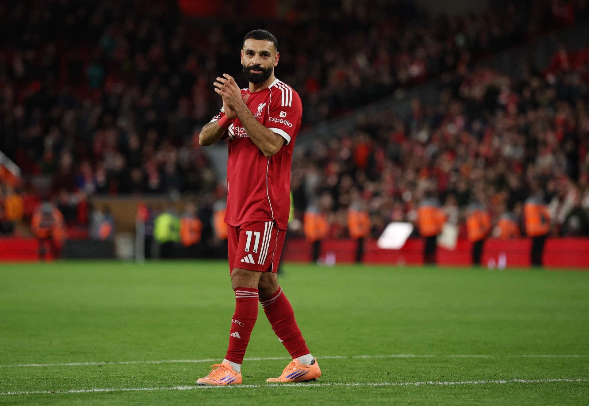 Salah retorna, dá assistência e ajuda o Liverpool a vencer o Brighton 1