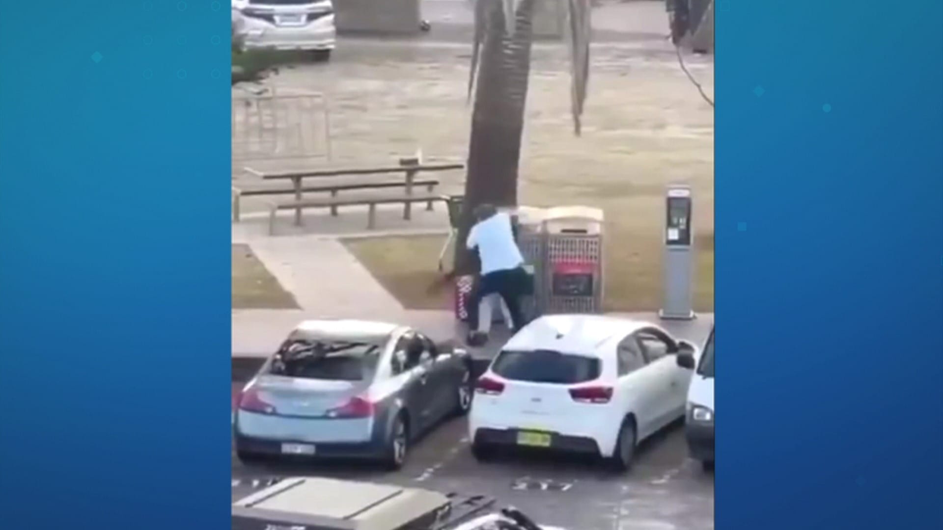 Vídeo mostra homem desarmando atirador em ataque em praia da Austrália