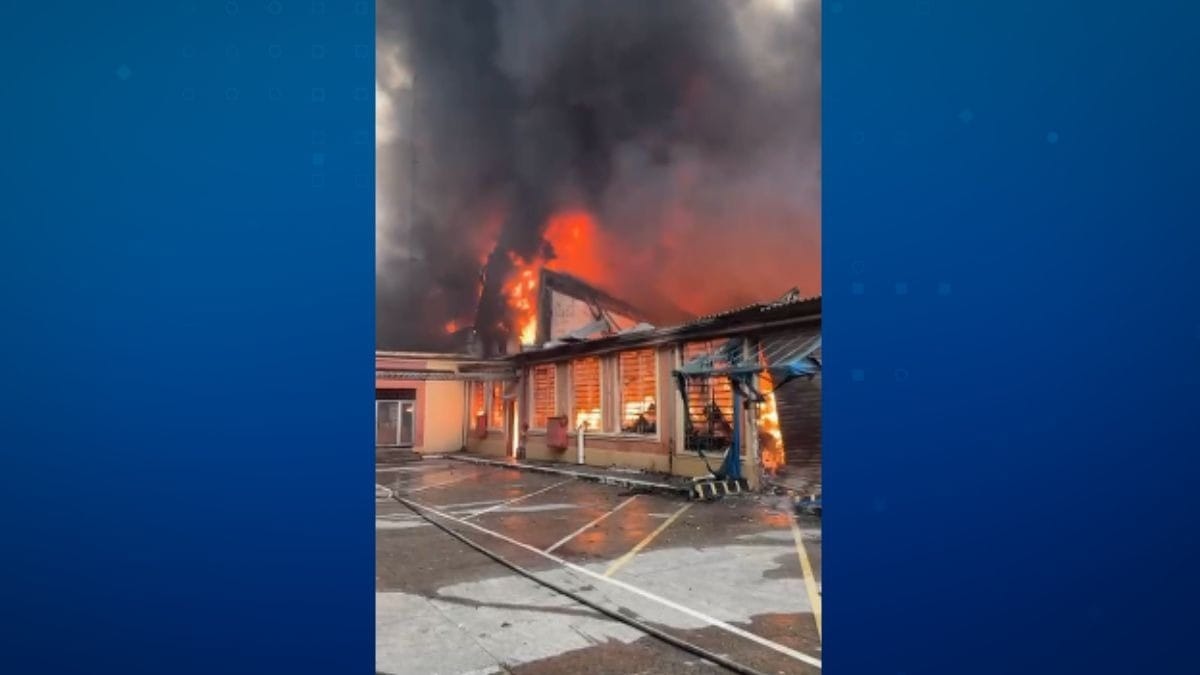 Vídeo: incêndio de grandes proporções atinge loja na Zona Leste de SP