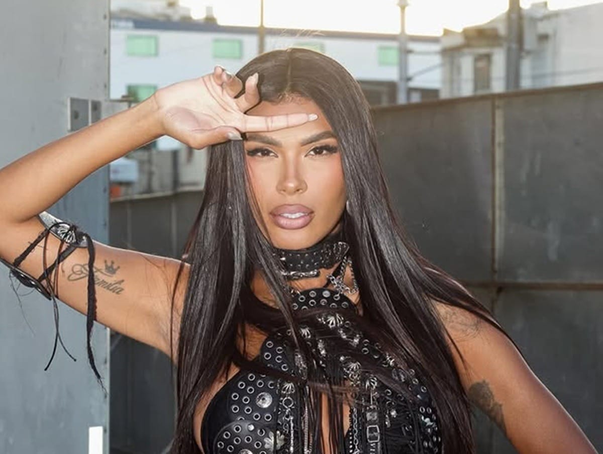 Pocah aparece em clima de romance com ex-jogador em show no Rio