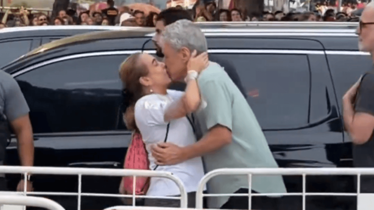 Chico Buarque tropeça e dá beijo em Cissa Guimarães; assista ao vídeo
