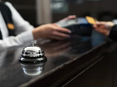 Lei muda regras de check-in e garante diária mínima de 21 horas em hotéis