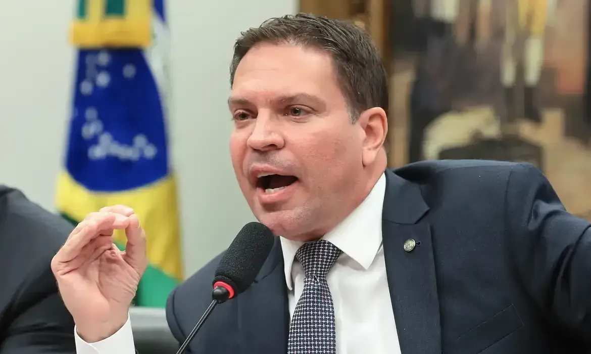 Moraes determina o início do pedido de extradição de Alexandre Ramagem