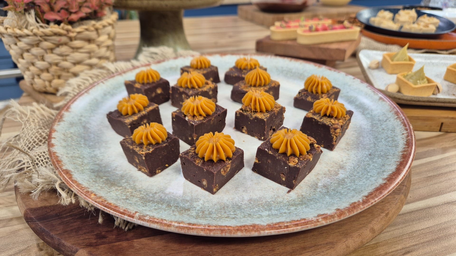 Fudge crocante de amendoim com doce de leite da chef Carla Costa | Band Receitas