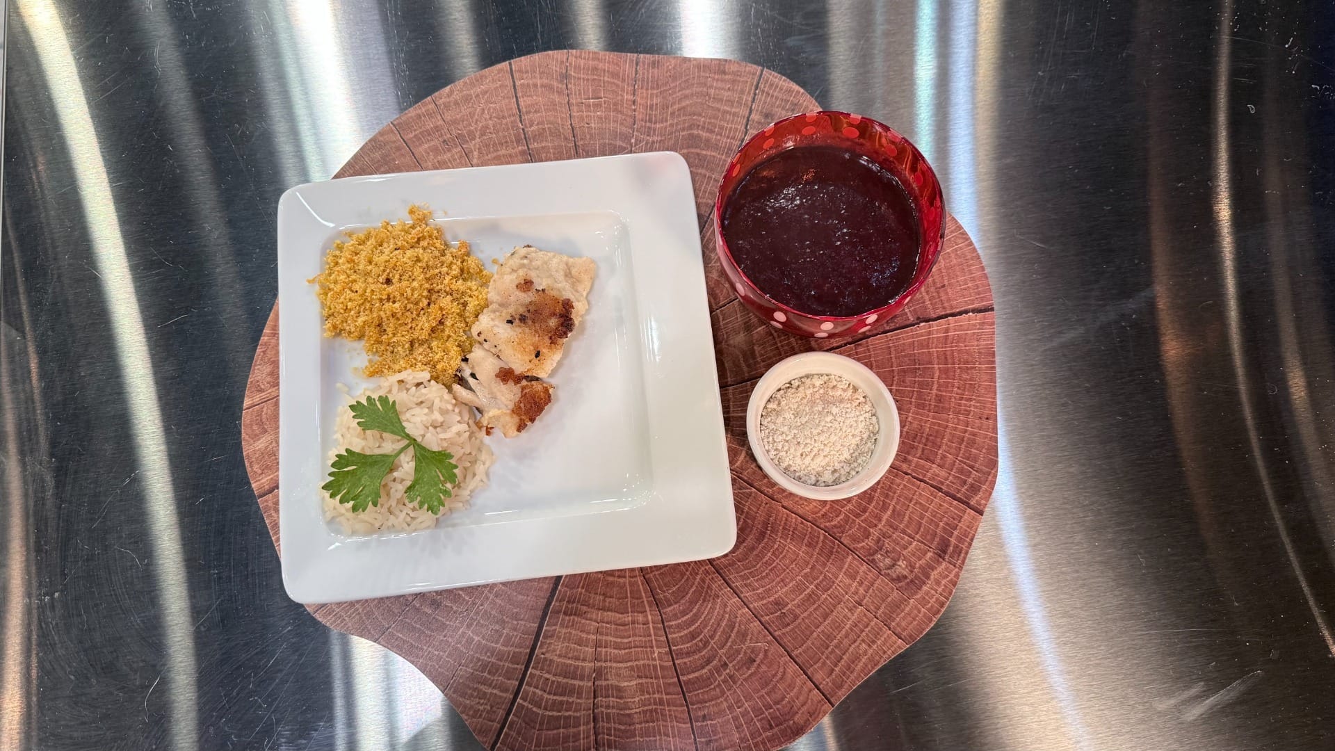 Peixe frito com açaí, arroz e farofa de aveia com cebola e cenoura | Band Receitas