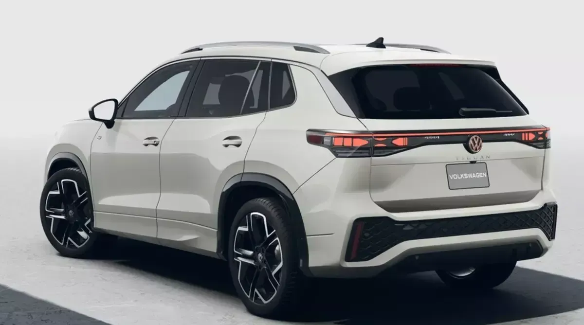 A traseira do Tiguan 2026 traz lanternas horizontais e assinatura luminosa contínua, reforçando a identidade visual da marca
