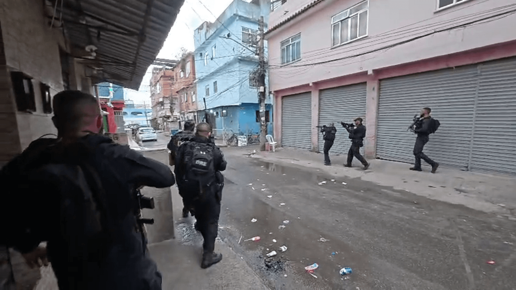 Operação mira "delivery" de drogas e armas do CV na Maré e Região dos Lagos