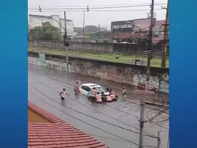 Moradores pedem ‘socorro’ após perderem bens devido fortes chuvas no RJ