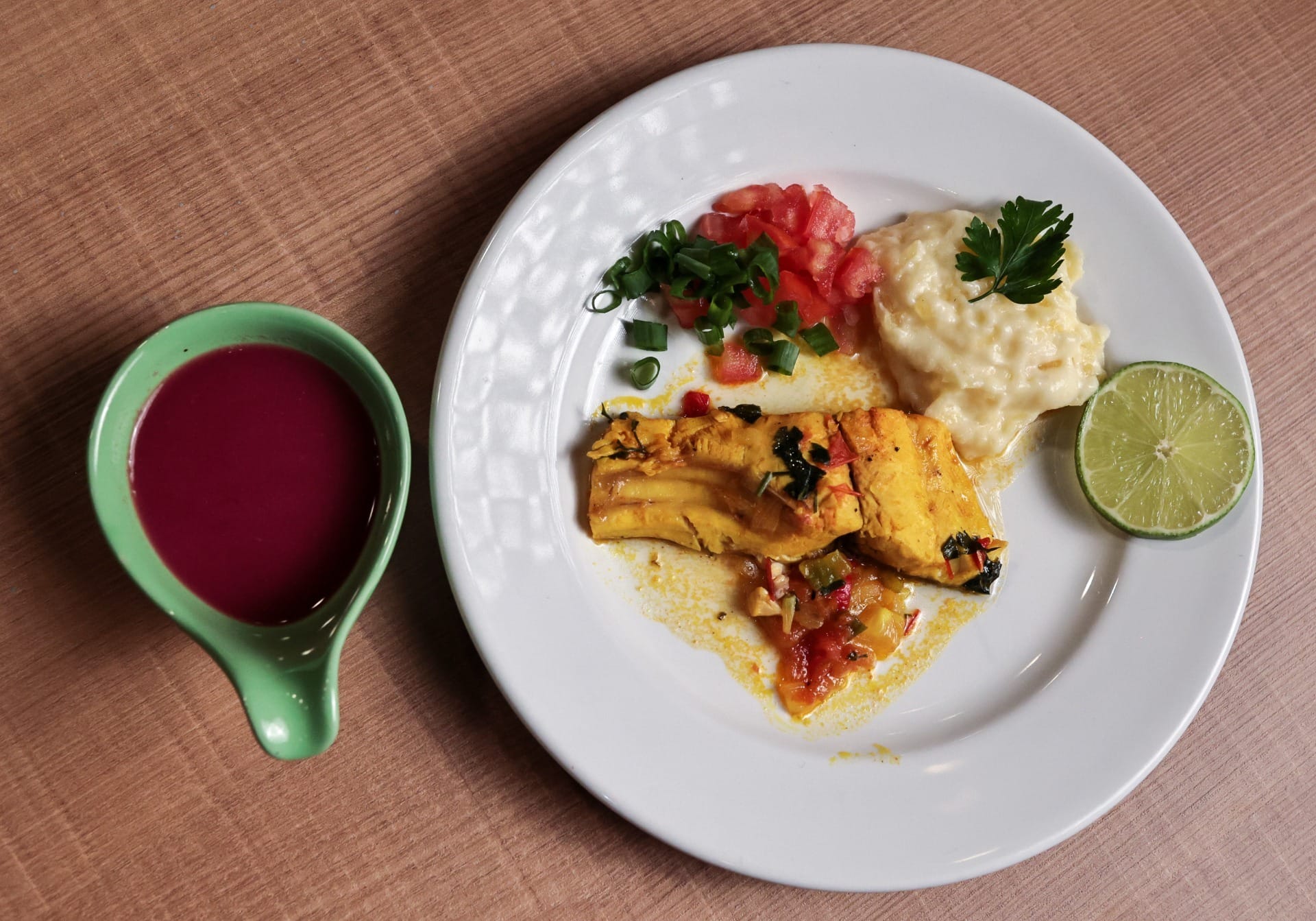 Peixe ao molho com purê de macaxeira e vinagrete com suco de jabuticaba | Band Receitas