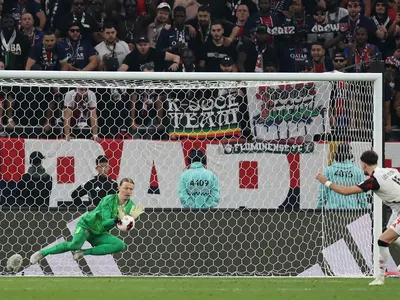 Herói, Safanov, do PSG, fraturou mão durante final contra Flamengo