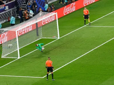 Veja imagens das defesas de pênalti de Safanov, do PSG, sobre Flamengo