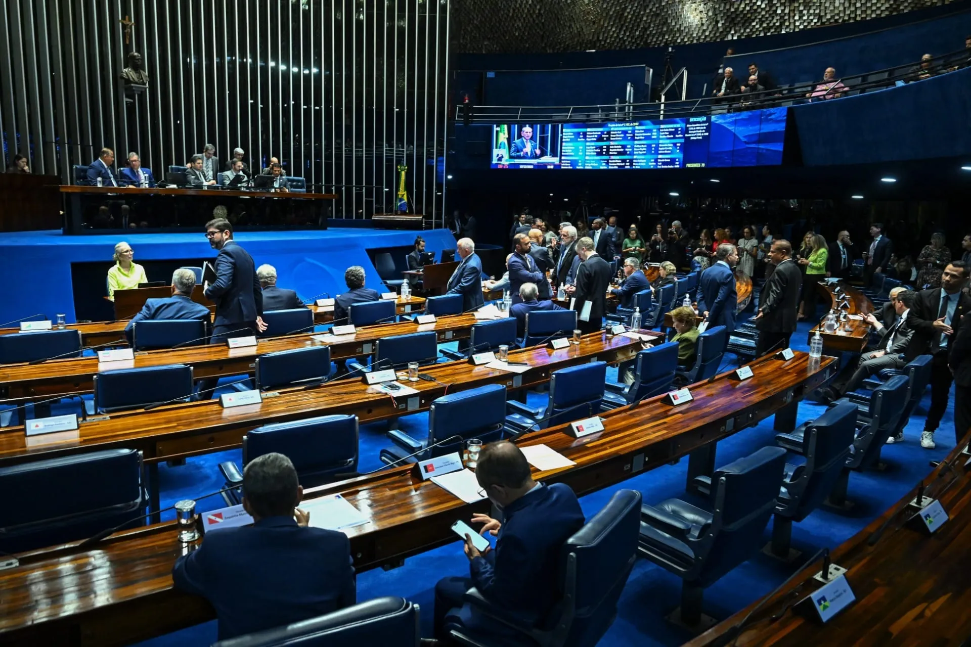 Fim da escala 6x1 gera preocupação no setor de supermercados
