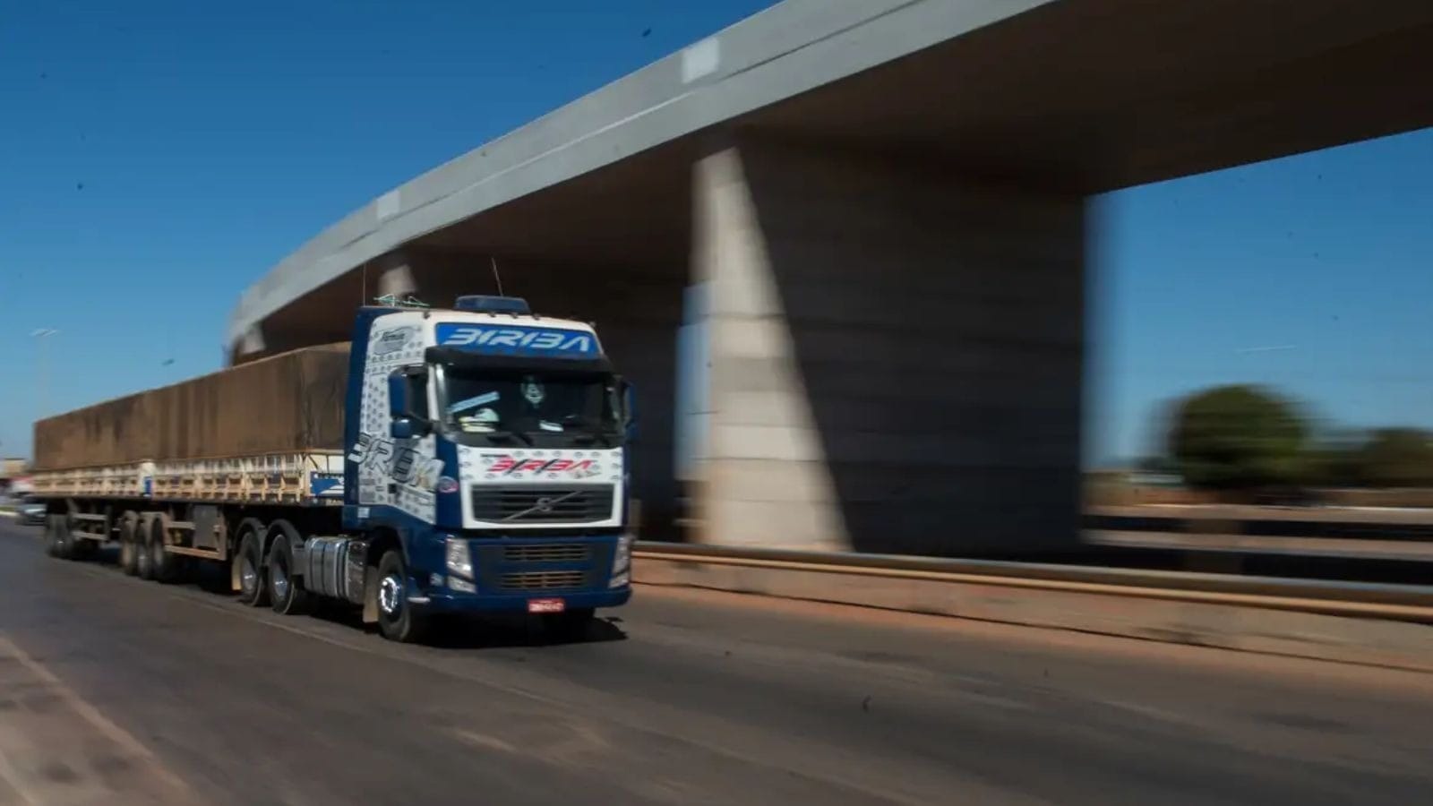 Quanto ganha um caminhoneiro no Brasil em 2026? Entenda as médias salariais