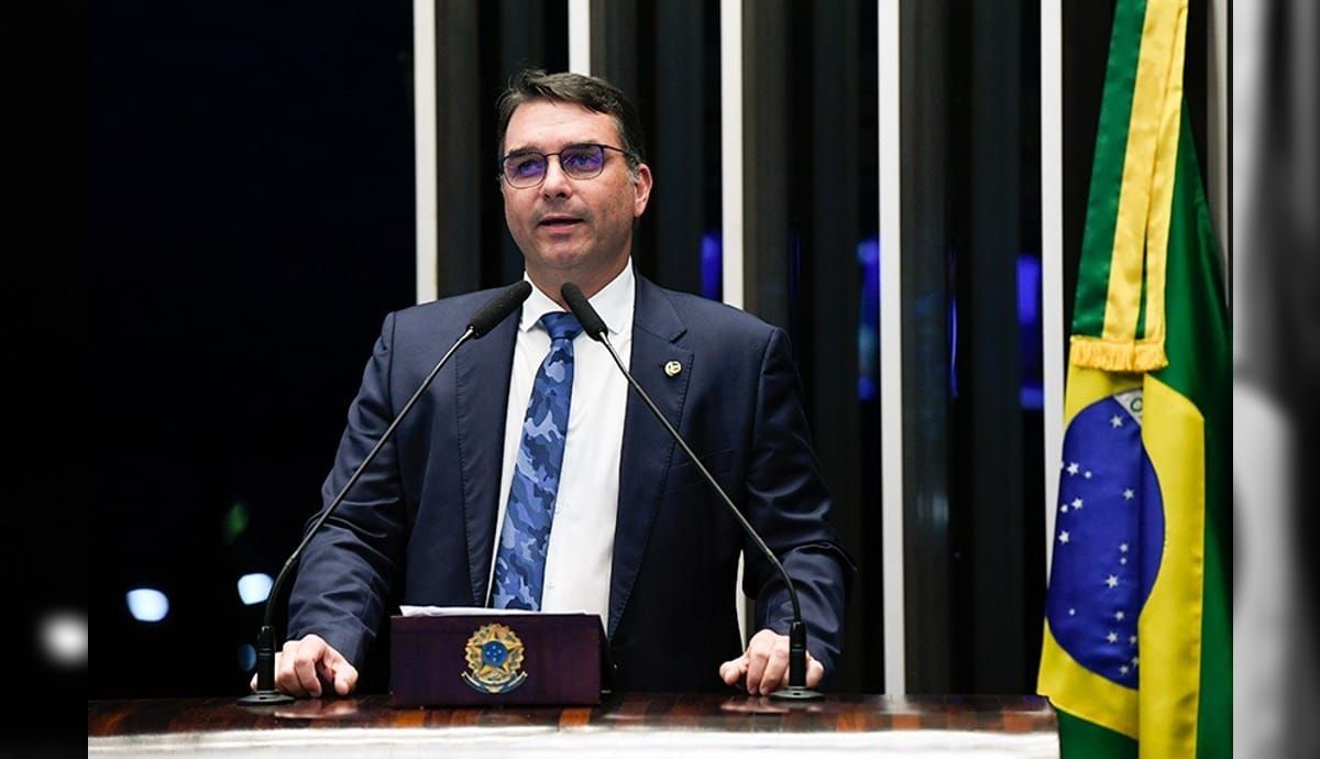 Flávio Bolsonaro crê que terceira via o apoiará em eventual segundo turno