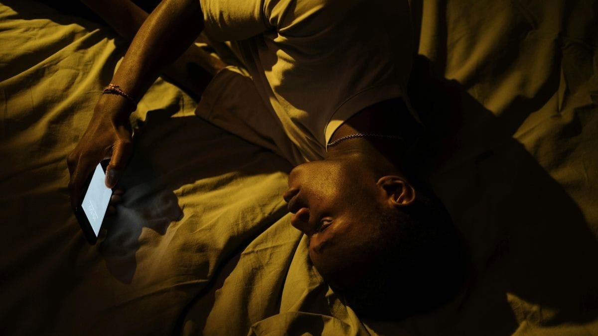 Celular antes de dormir piora o sono e mantém o cérebro alerta; entenda