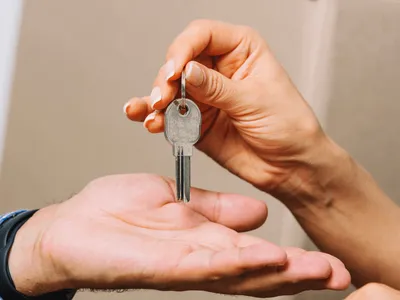 Pagar à vista ou financiar? Ter dinheiro nem sempre é a melhor opção