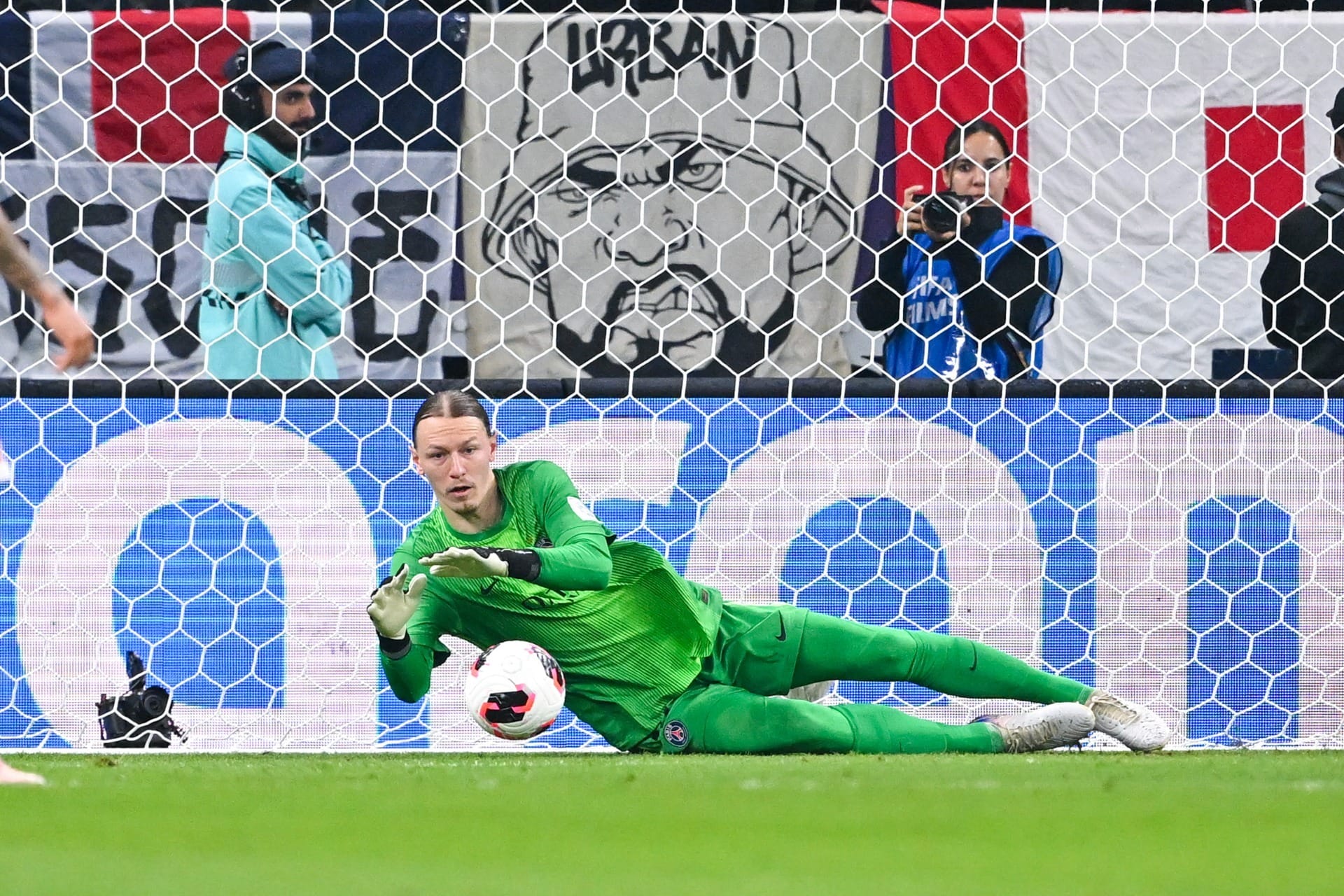 Goleiro do PSG sofre fratura na mão esquerda após defender pênalti