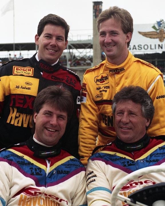 Jeff Andretti e John Andretti (em pé), Michael Andretti e Mario Andretti (sentados) (Imagem: Chris Owens/Penske Entertainment)