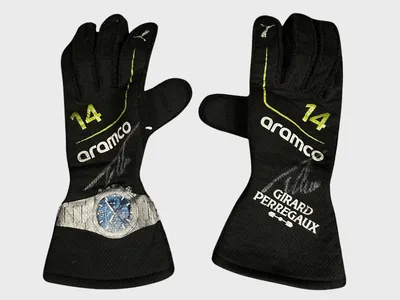 Luvas usadas por Fernando Alonso no GP de São Paulo 2025 vão a leilão