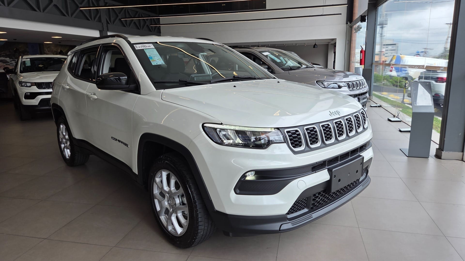 Jeep Compass Sport exibe visual robusto e linhas conhecidas da família Compass