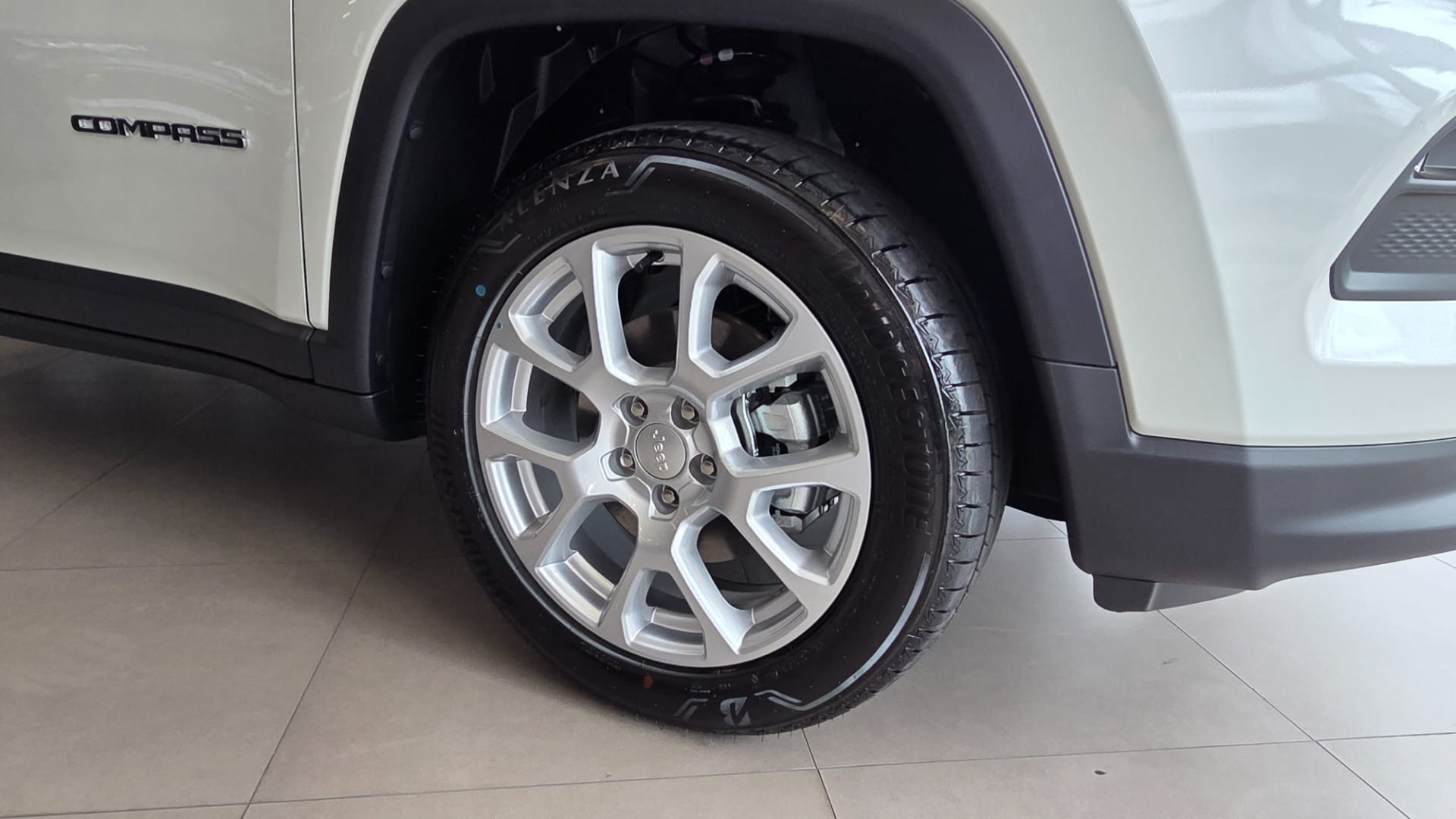 Rodas de liga leve de 17 polegadas têm desenho simples na versão Compass Sport