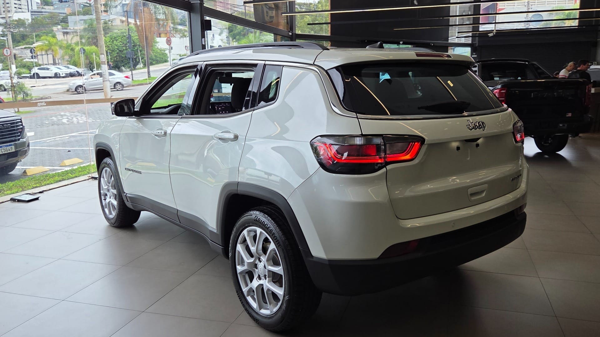 Vista lateral destaca o porte de SUV médio, mesmo na versão de entrada