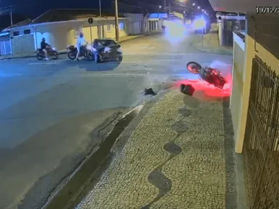 VÍDEO: motorista bêbado colide com moto de guarda civil municipal
