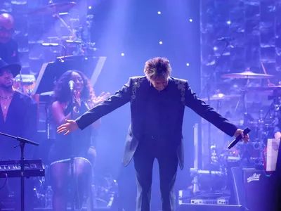 Barry Manilow, do hit 'Copacabana', revela diagnóstico de câncer no pulmão