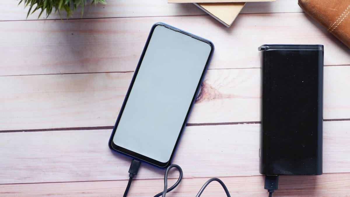 Power bank barato pode danificar seu celular; veja como escolher o certo