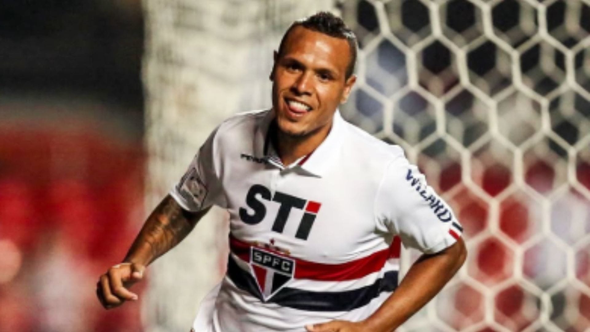 Ex de Luís Fabiano expõe ameaças de ex-jogador contra ela e filha de 2 anos