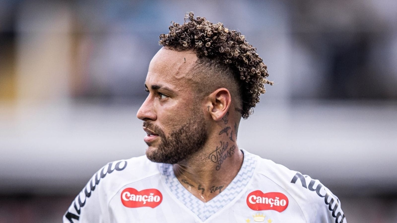 Neymar passa por cirurgia no joelho e inicia processo de recuperação
