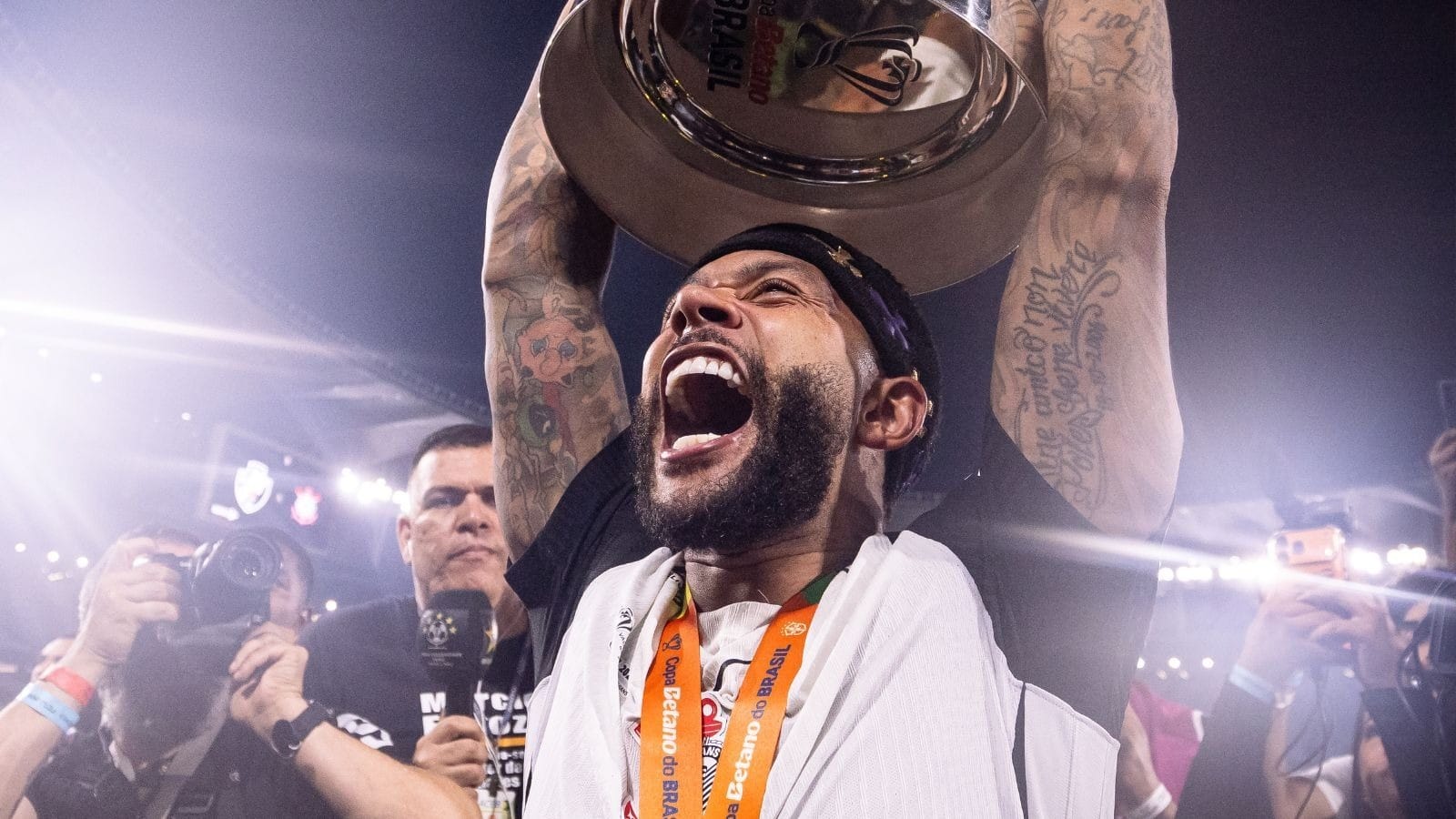 Memphis Depay comemora título da Copa do Brasil. Foto: Rodrigo Coca / Corinthians
