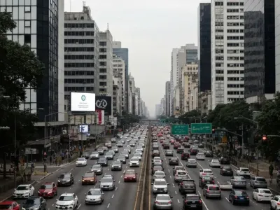 Taxistas pedem liberação de película escura em corredores de ônibus em SP