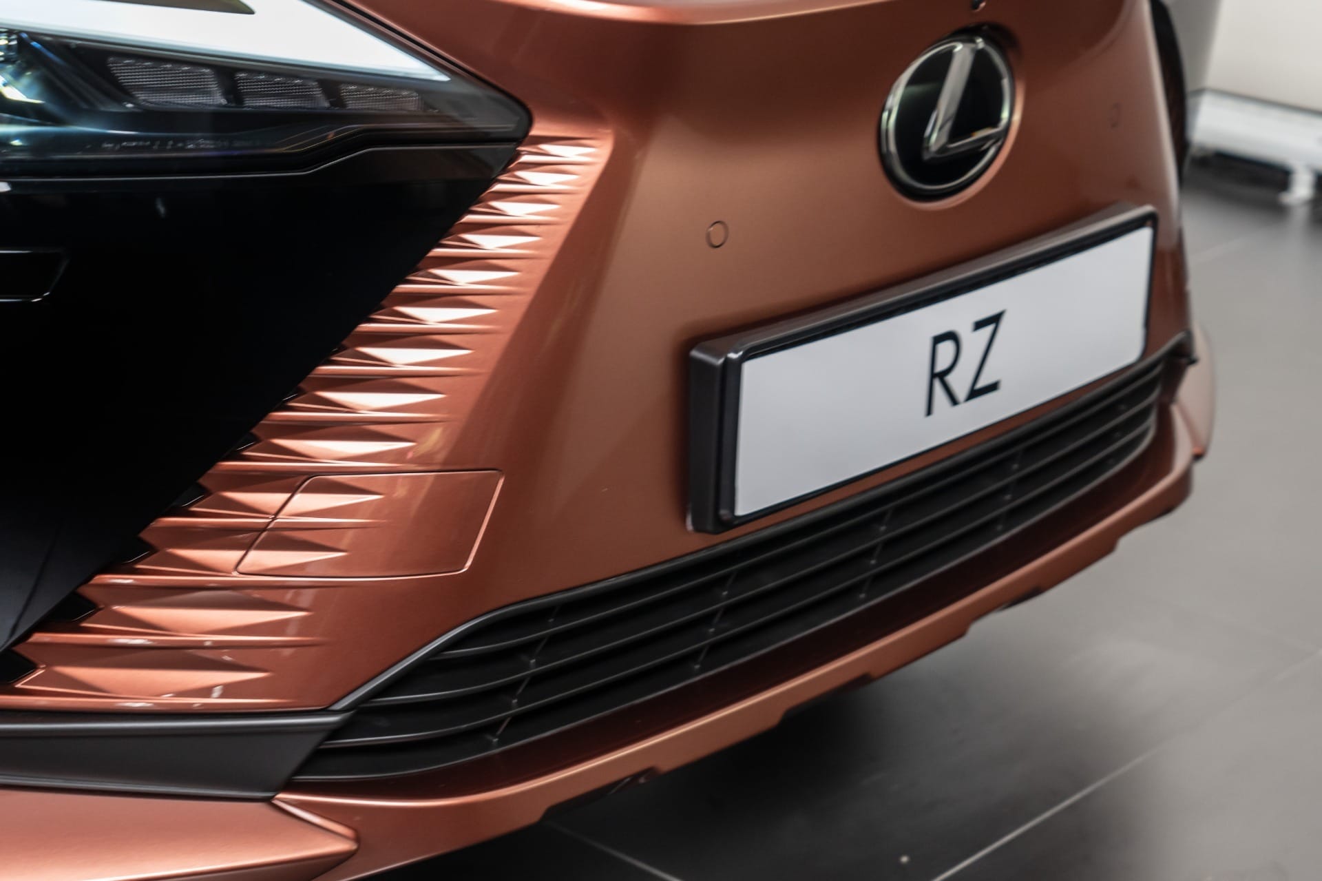 A Lexus apresenta no Brasil o RZ 500e, primeiro veículo totalmente elétrico da marca no mercado nacional