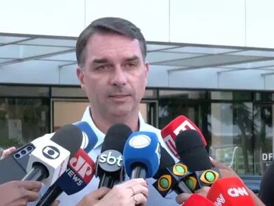 Flávio reforça união com Tarcísio ao visitar Bolsonaro: "Inimigo é o PT"